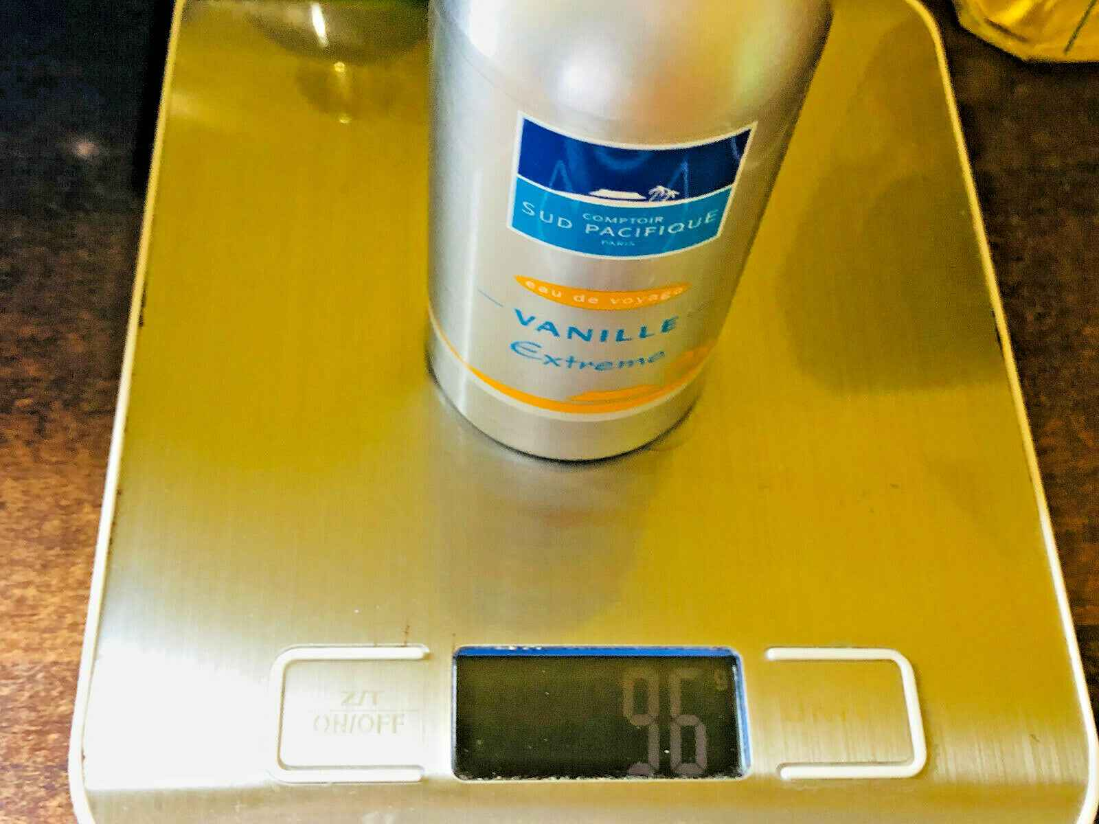 Bottiglia di Comptoir Sud Pacifique Vanille Extreme su una bilancia digitale in acciaio inox
