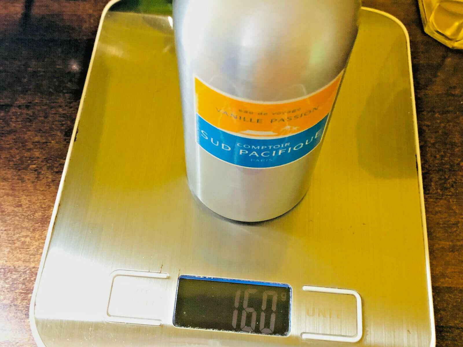 Flacone di Comptoir Sud Pacifique Vanille pesato su una bilancia digitale per campionamento