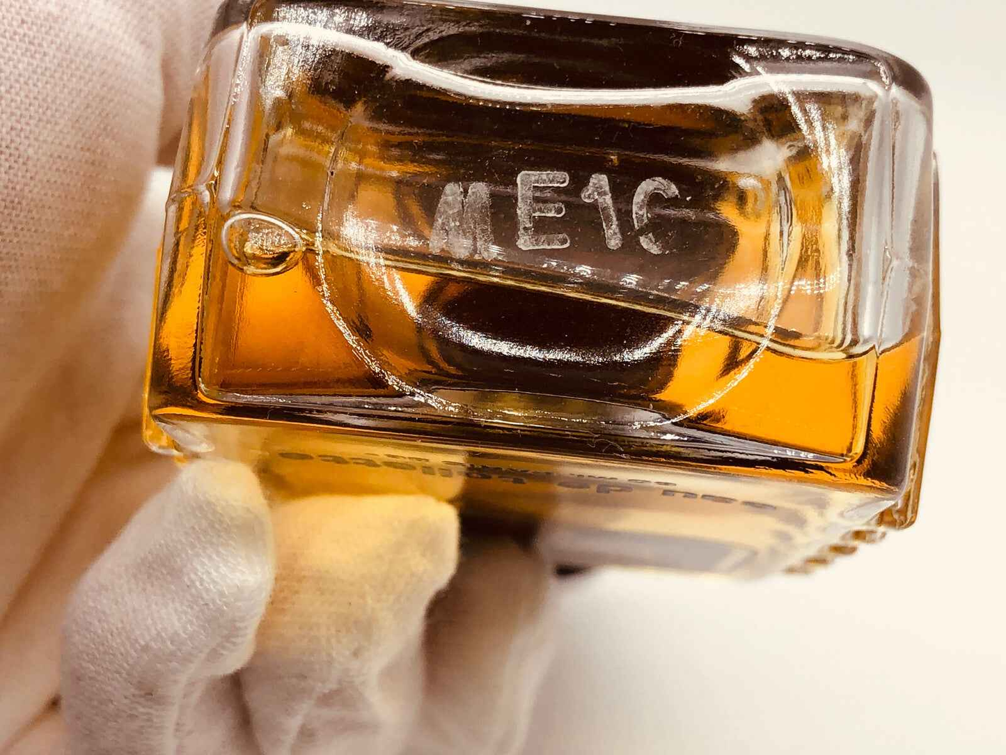 Bottiglia di Profumo Vintage Courreges Homme con design classico e liquido ambrato