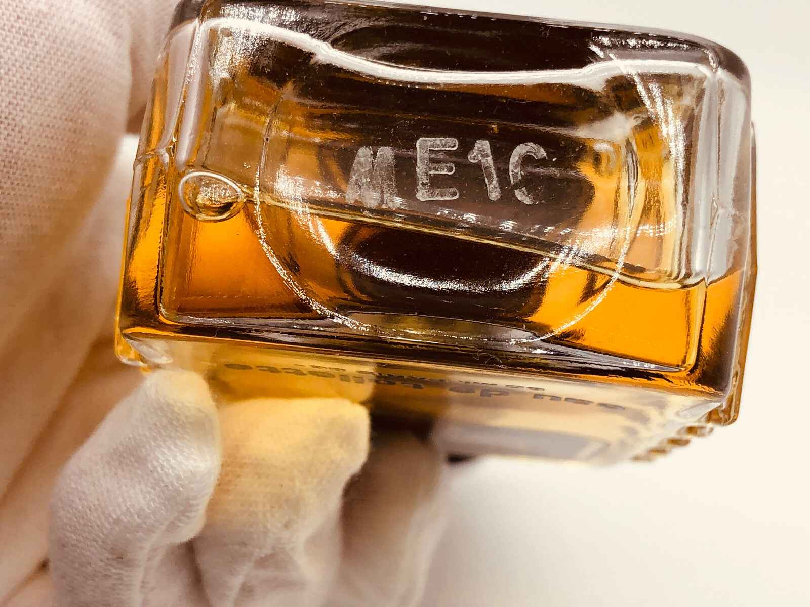 Bottiglia di Profumo Vintage Courreges Homme con design classico e liquido ambrato