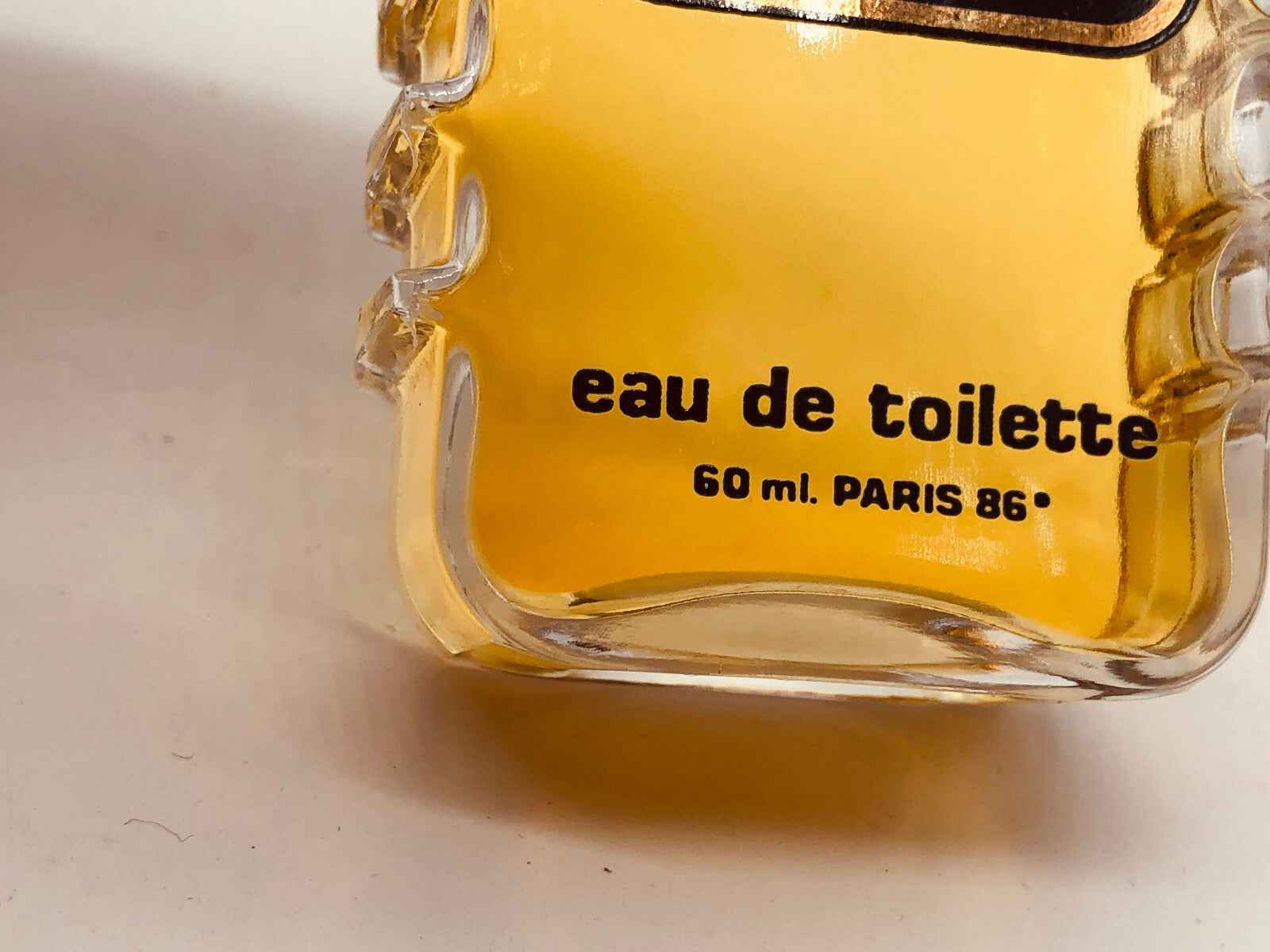 Bottiglia di Profumo Vintage Courreges Homme con etichetta eau de toilette e volume di 60 ml