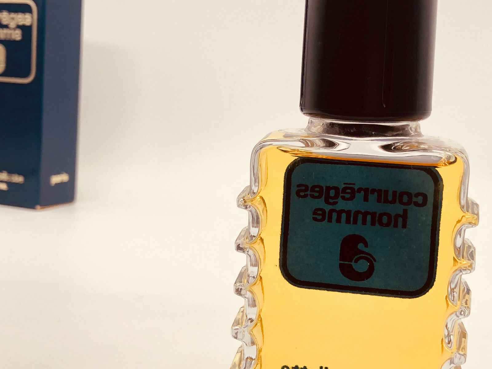 Flacone di profumo Vintage Courreges Homme con design elegante e aroma distintivo