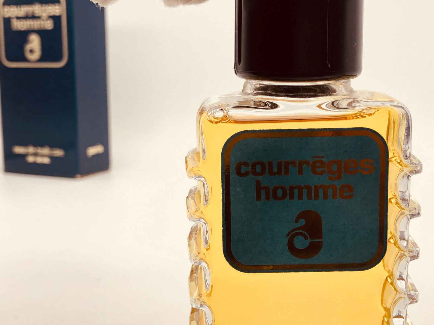 Profumo Vintage Courreges Homme in bottiglia elegante con etichetta blu e confezione coordinata