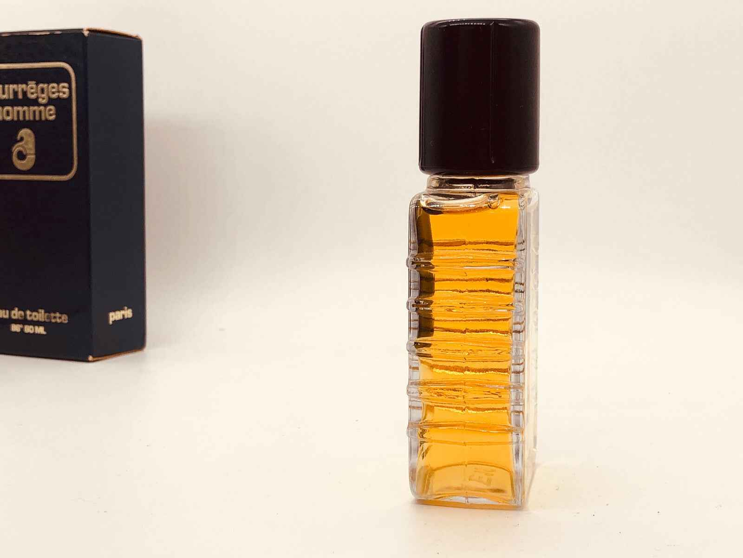 Flacone di Profumo Vintage Courreges Homme da 100 ml con design elegante e tonalità dorate