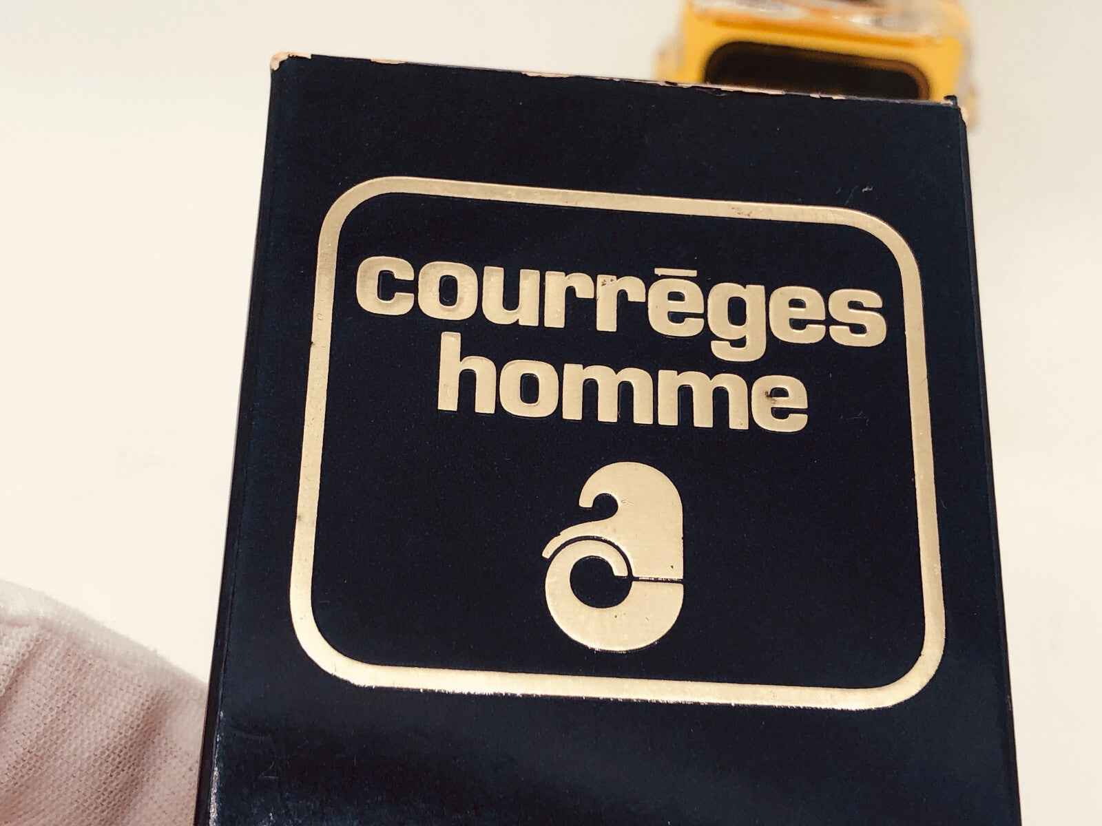 Scatola del Profumo Vintage Courreges Homme con un design elegante e logo distintivo