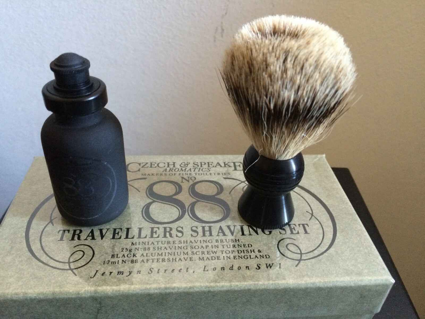Set da barbiere per viaggiatori CZECH & SPEAKE con pennello e contenitore di sapone nero