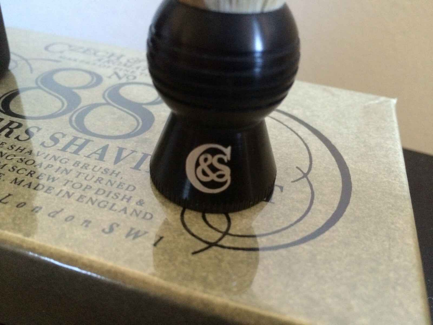 Set da barba per viaggiatori CZECH & SPEAKE con pennello elegante in legno e manico in materiale resistente