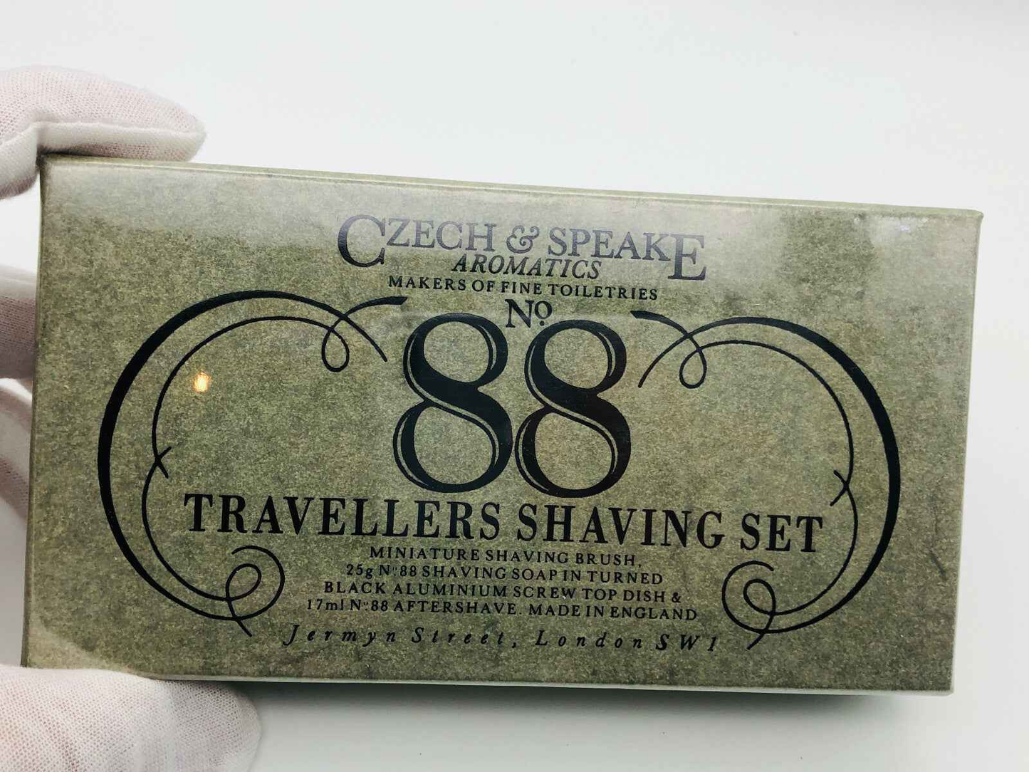 Set da barba da viaggiatore CZECH & SPEAKE con pennello e sapone in un elegante packaging