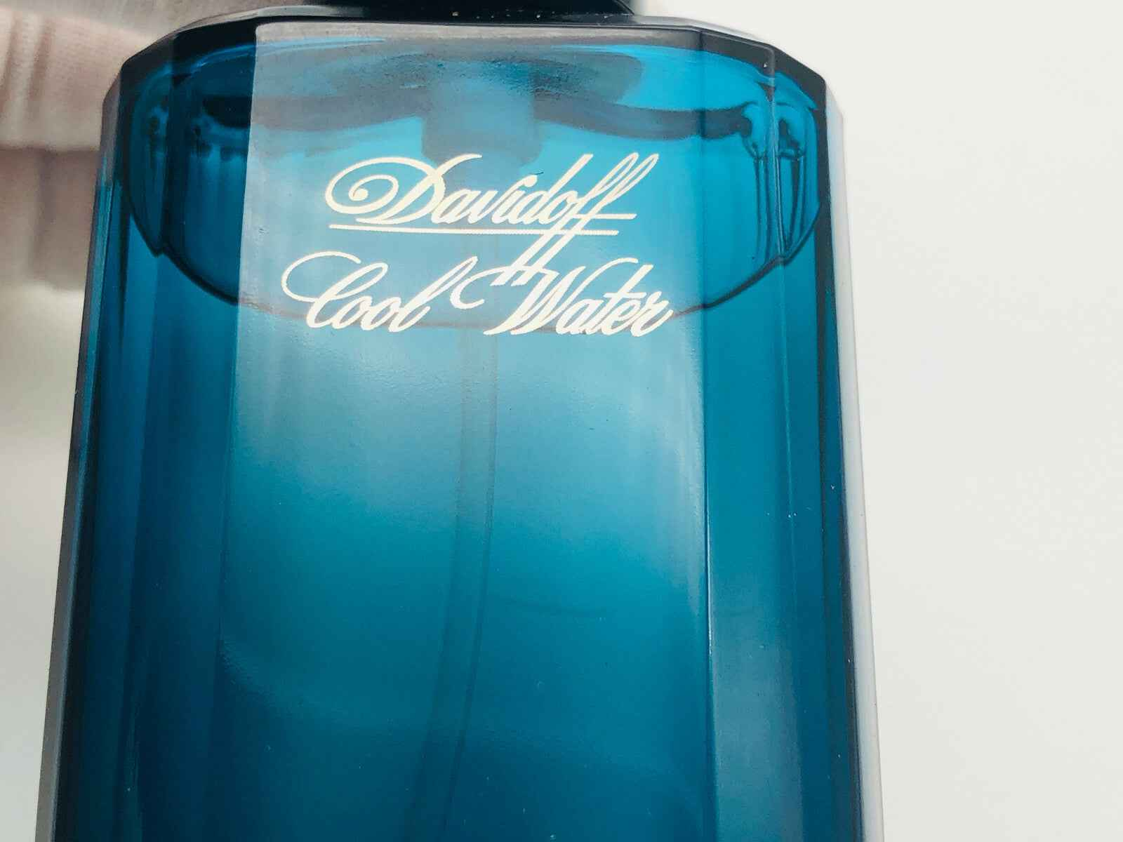 Bottiglia di profumo Davidoff Cool Water Davidoff Vintage con design blu elegante