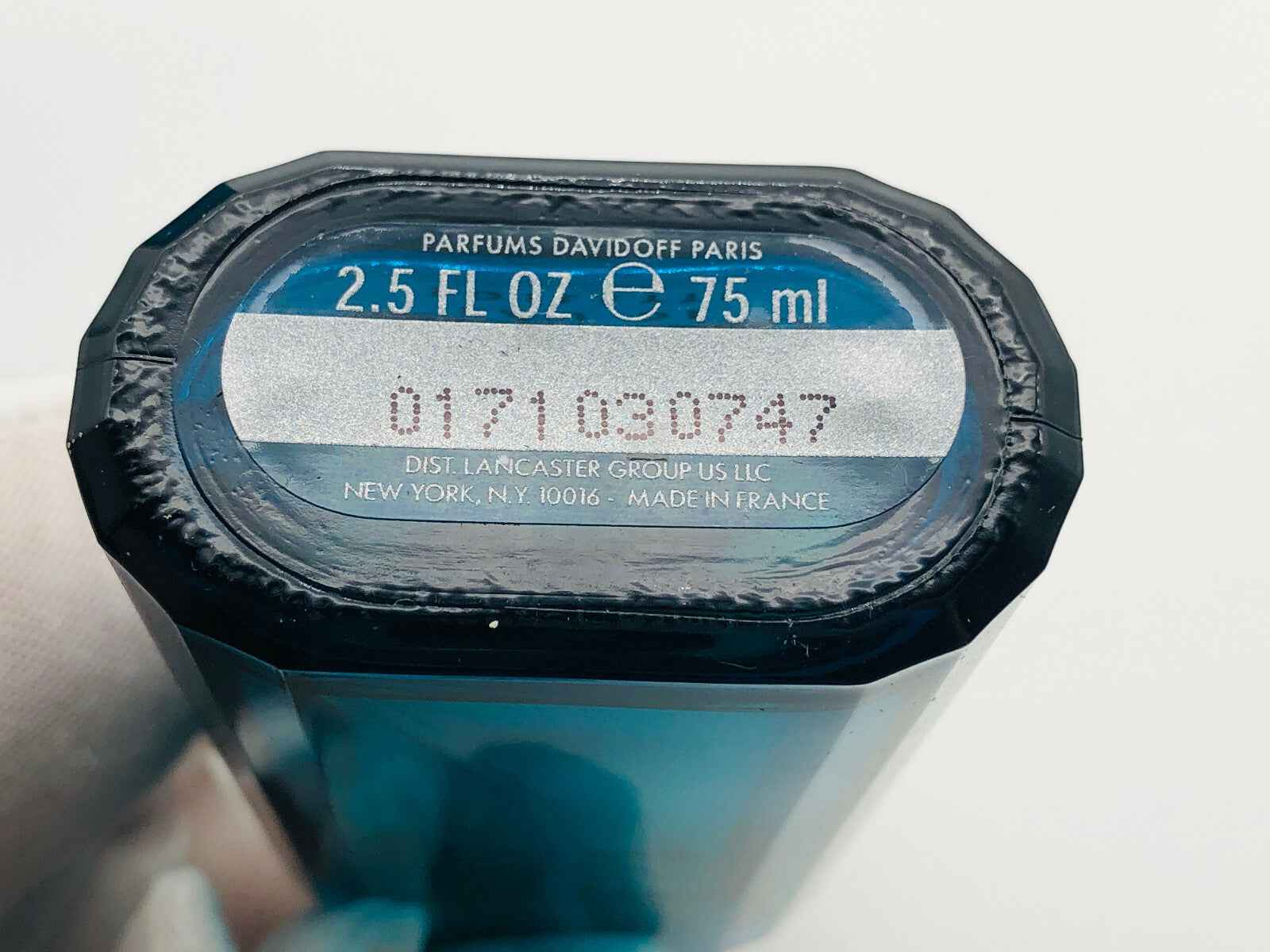 Base di una bottiglia di profumo Cool Water Davidoff Vintage da 75 ml con codice a barre
