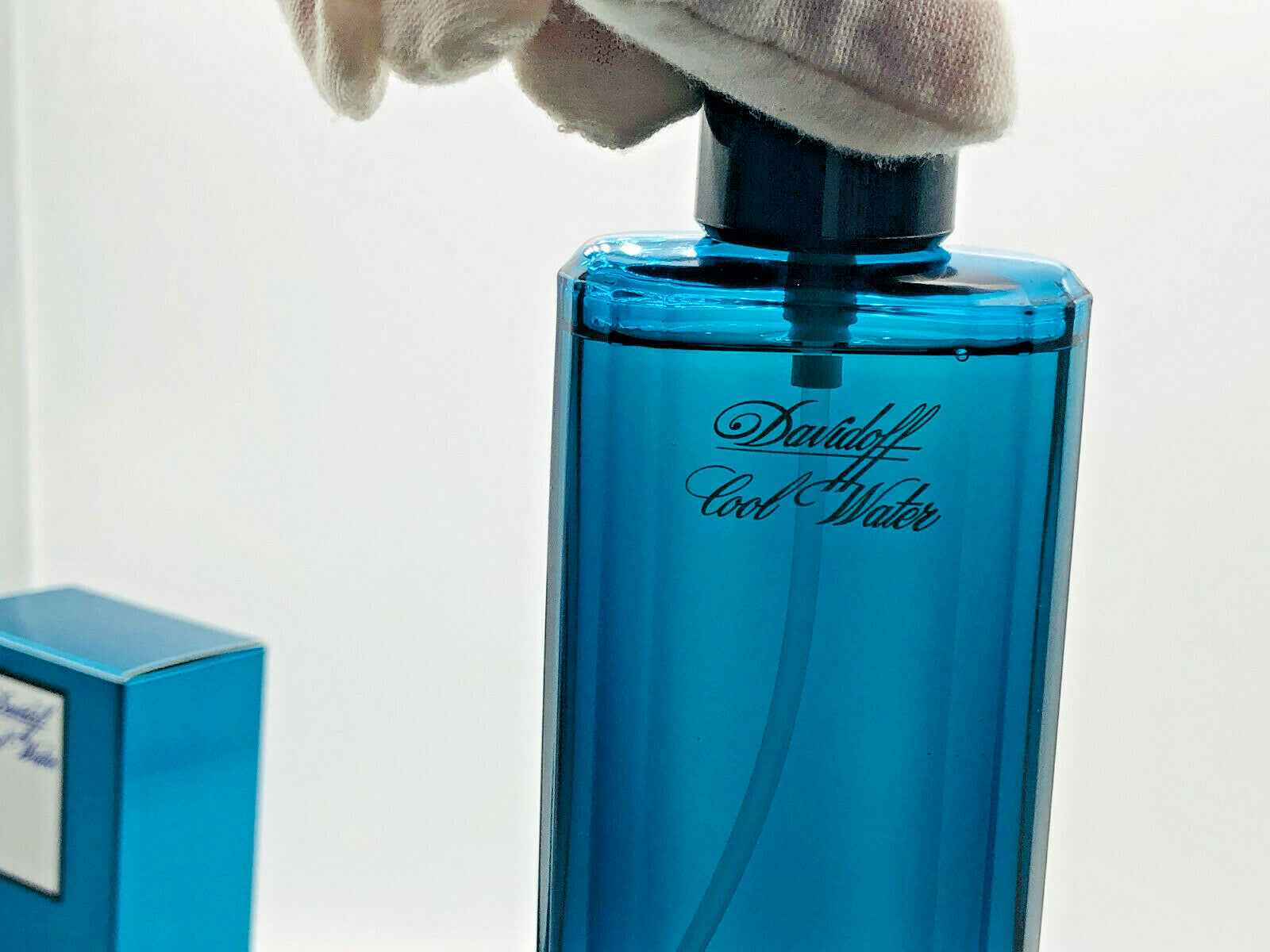 Bottiglia di profumo Davidoff Cool Water Davidoff Vintage in vetro blu con erogatore elegante