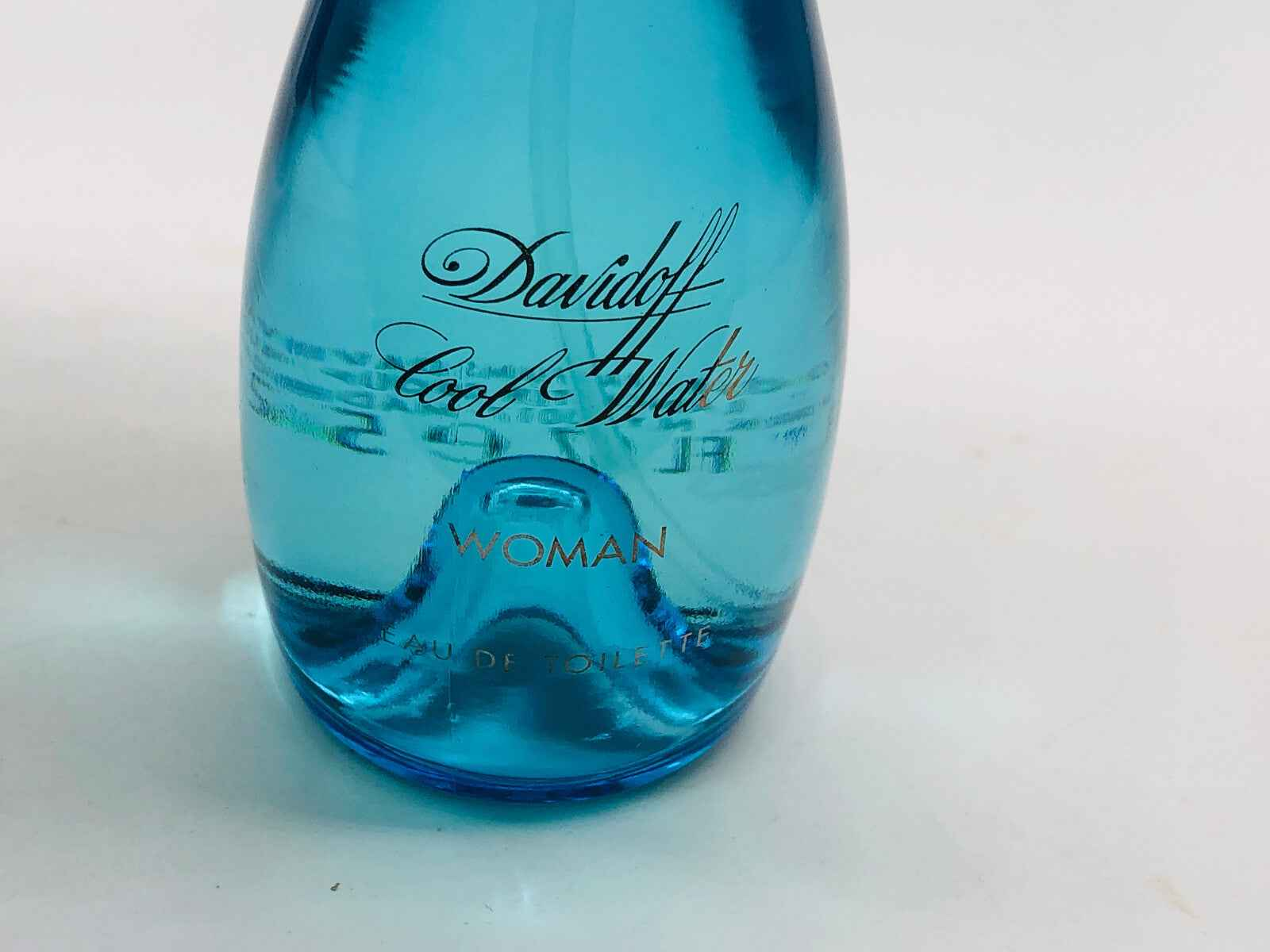 Flacone di profumo Vintage Cool Water Davidoff per donna con design elegante e colore blu intenso