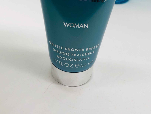 Gel doccia profumato Davidoff Gentle Shower Breeze in flacone da 50 ml, per un'esperienza rinfrescante.