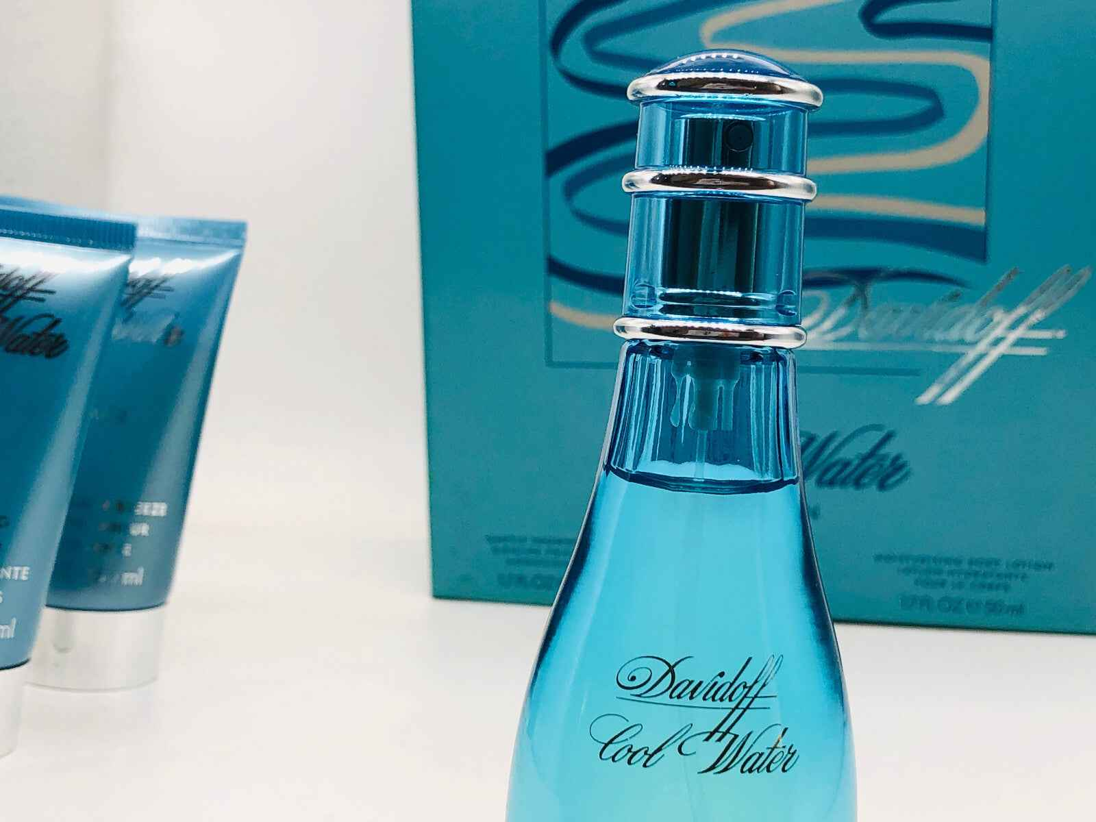 Profumo Vintage Cool Water Davidoff in bottiglia blu su sfondo con prodotti abbinati