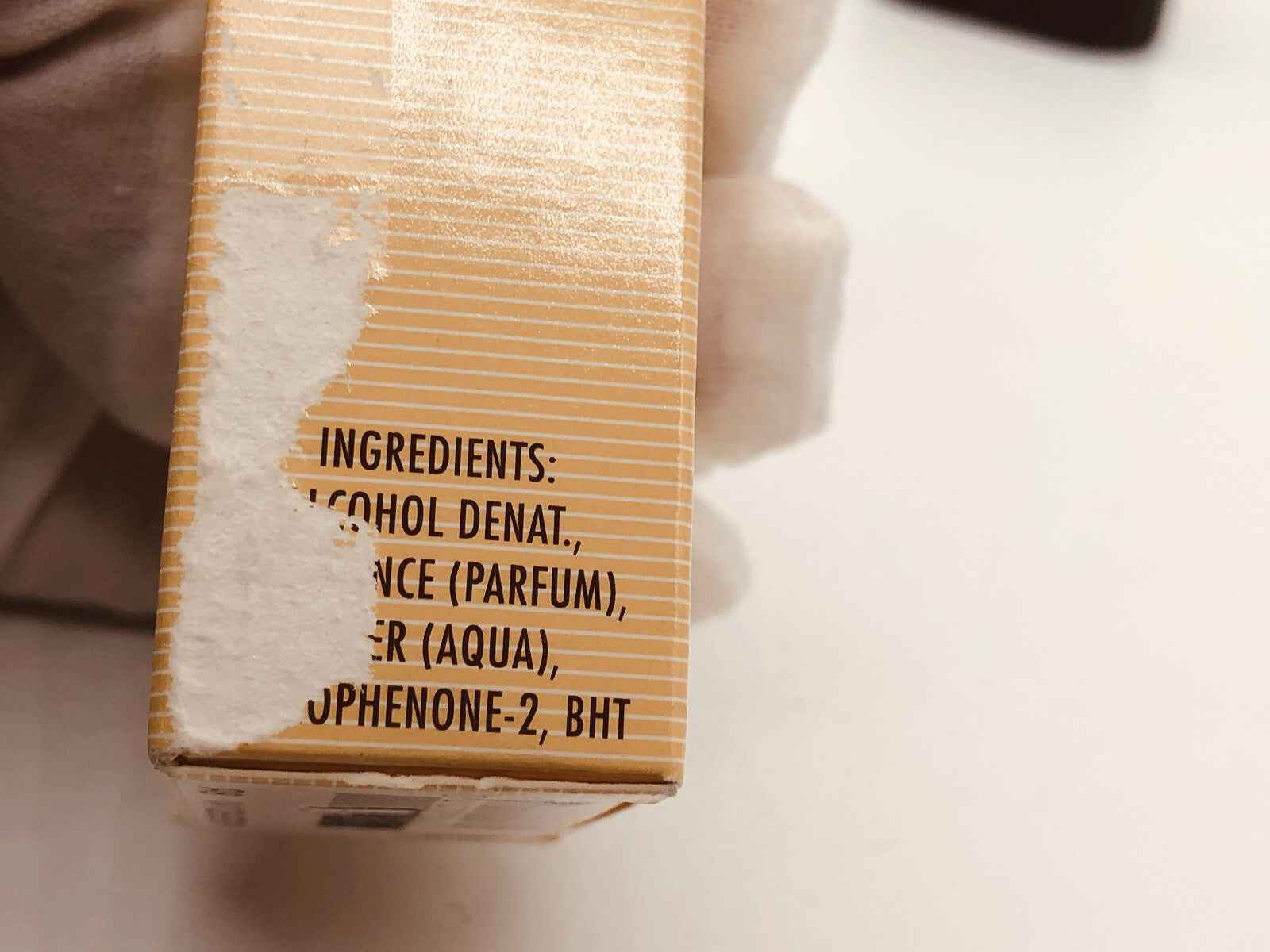 Dettagli degli ingredienti del profumo Zino Davidoff Vintage su una scatola di cartone