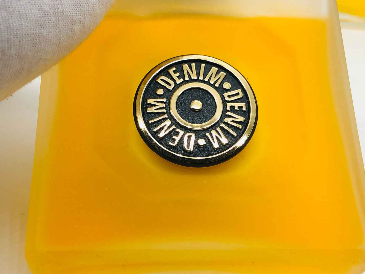 Tappo profumo Denim Original Vintage con logo nero su sfondo giallo chiaro