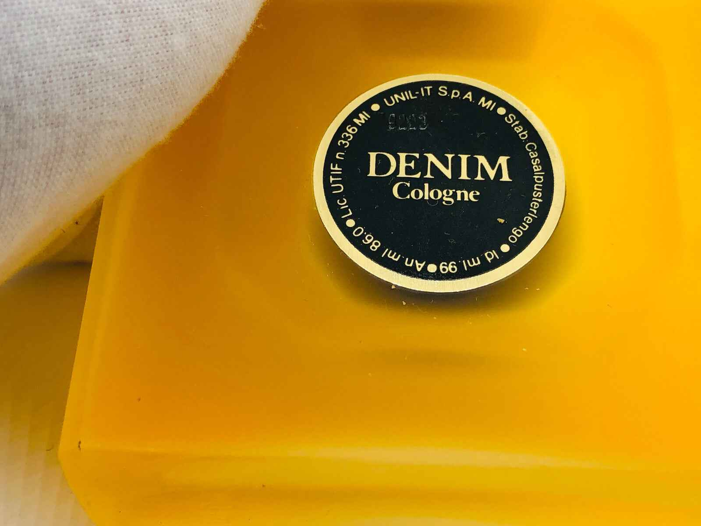 Profumo Denim Original Vintage in flacone giallo con etichetta nera e logo DENIM