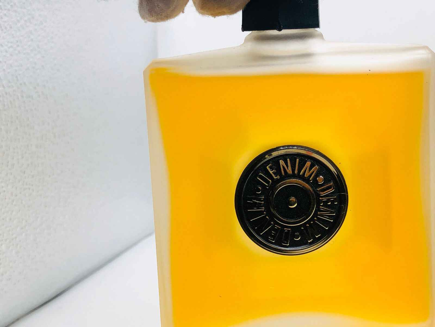 Flacone di profumo Denim Original Vintage con tappo nero e design elegante, fragranza intensa e distintiva