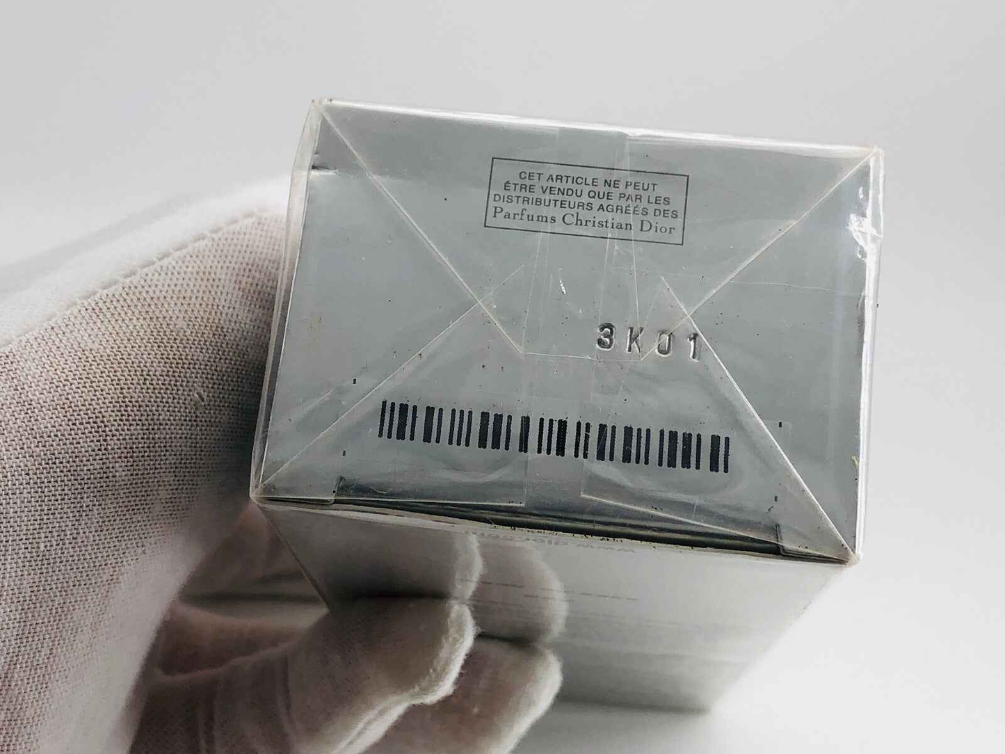Scatola di profumo Christian Dior Capture con etichetta e codice a barre visibili