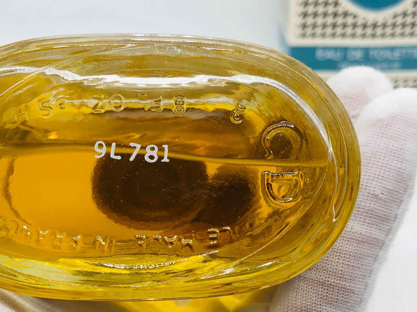 Flacone di Dior Diorella Vintage, profumo giallo con codice di produzione visibile sul fondo
