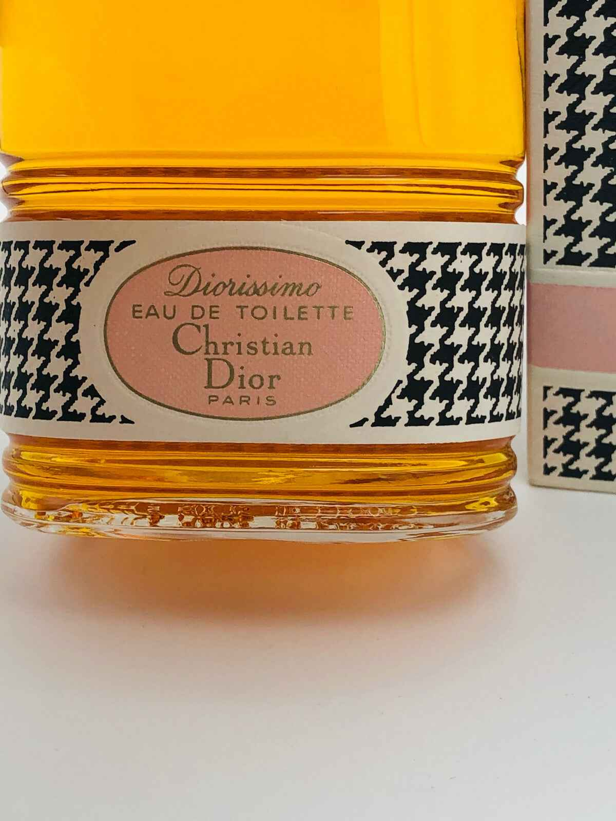 Flacone di Dior Diorissimo Vintage Eau de Toilette con etichetta distintiva in stile retrò