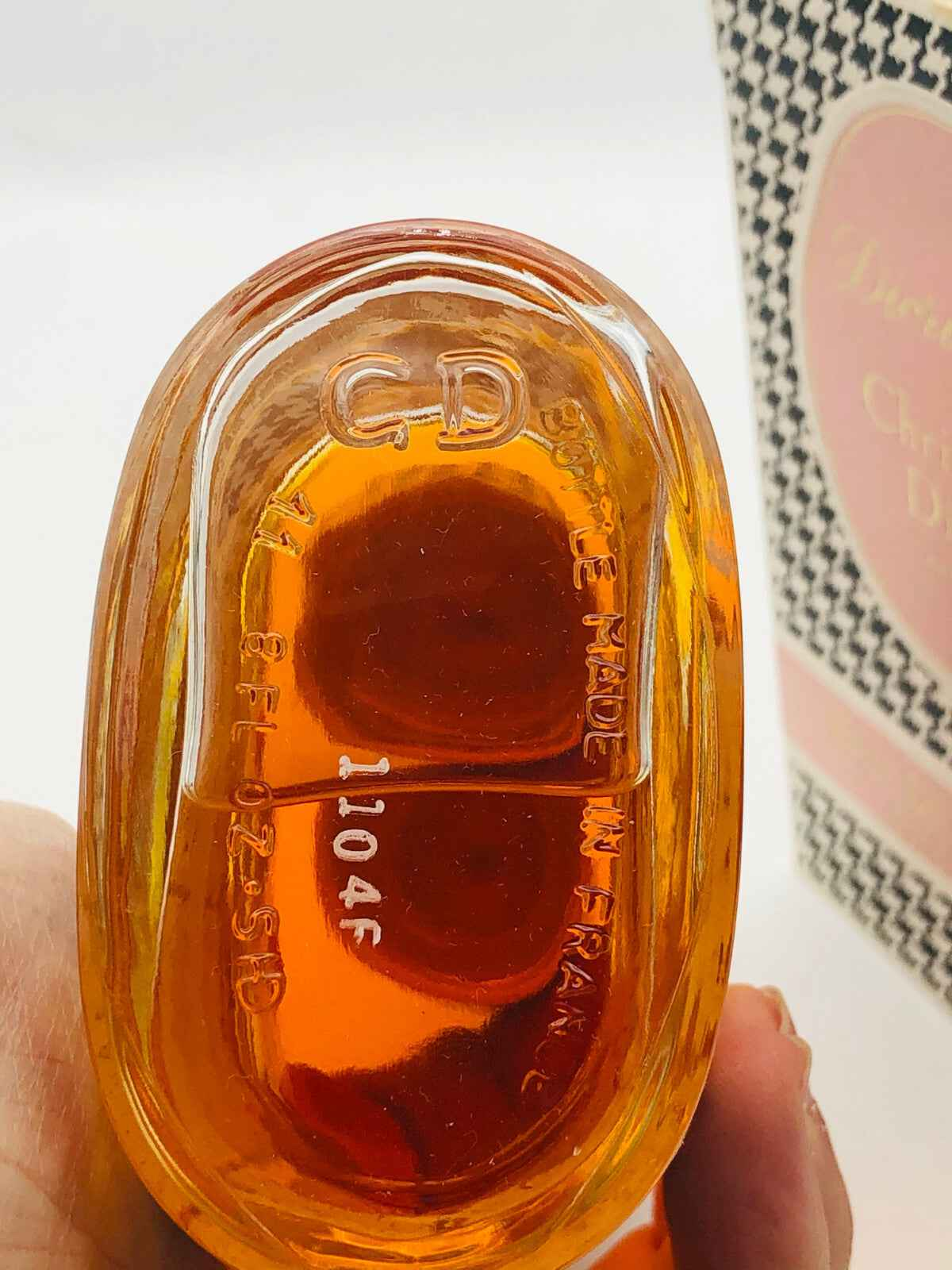 Bottiglia di profumo Dior Diorissimo Vintage con fregio dorato e fragranza ambrata