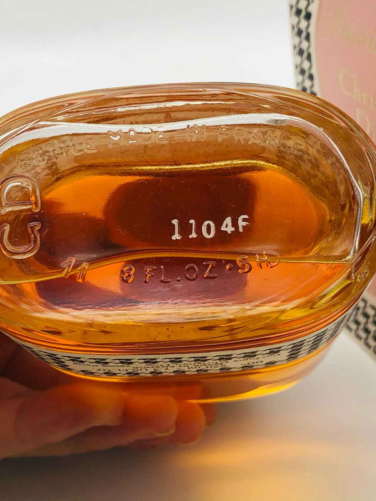 Base del profumo Dior Diorissimo Vintage con dettagli trasparenti e caratteristica etichetta