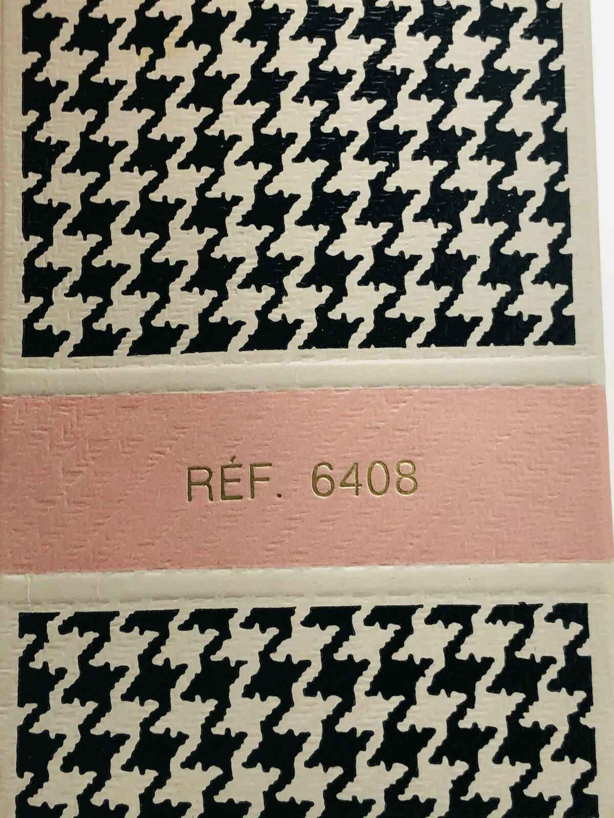 Carta decorativa Dior Diorissimo Vintage con motivo pied de poule in bianco e nero e dettagli rosa