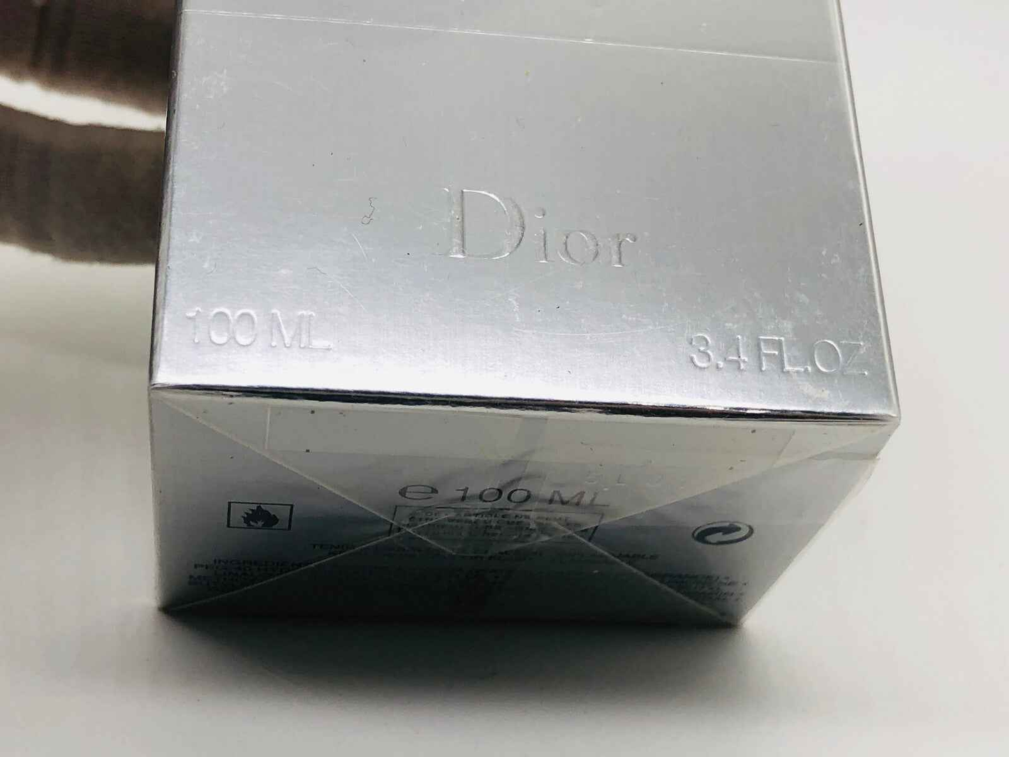 Confezione Dior Homme Vintage da 100 ml con logo elegante e design sofisticato