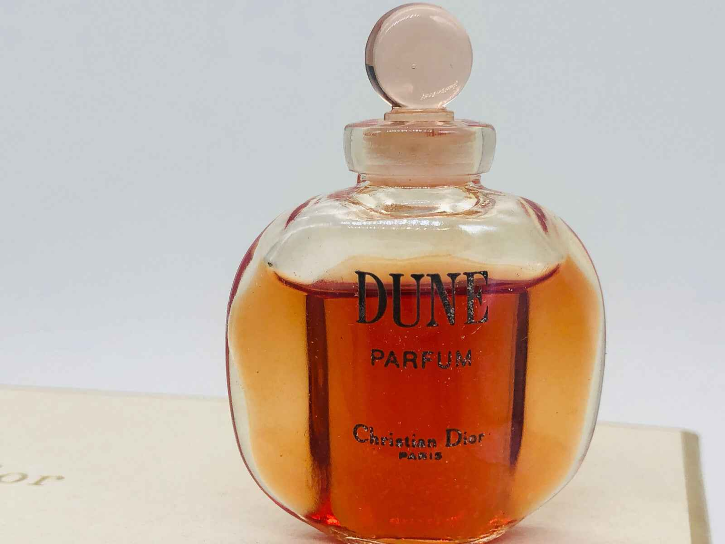 Flacone di profumo Dior La Collection Parfum Dune con design elegante e tonalità calde
