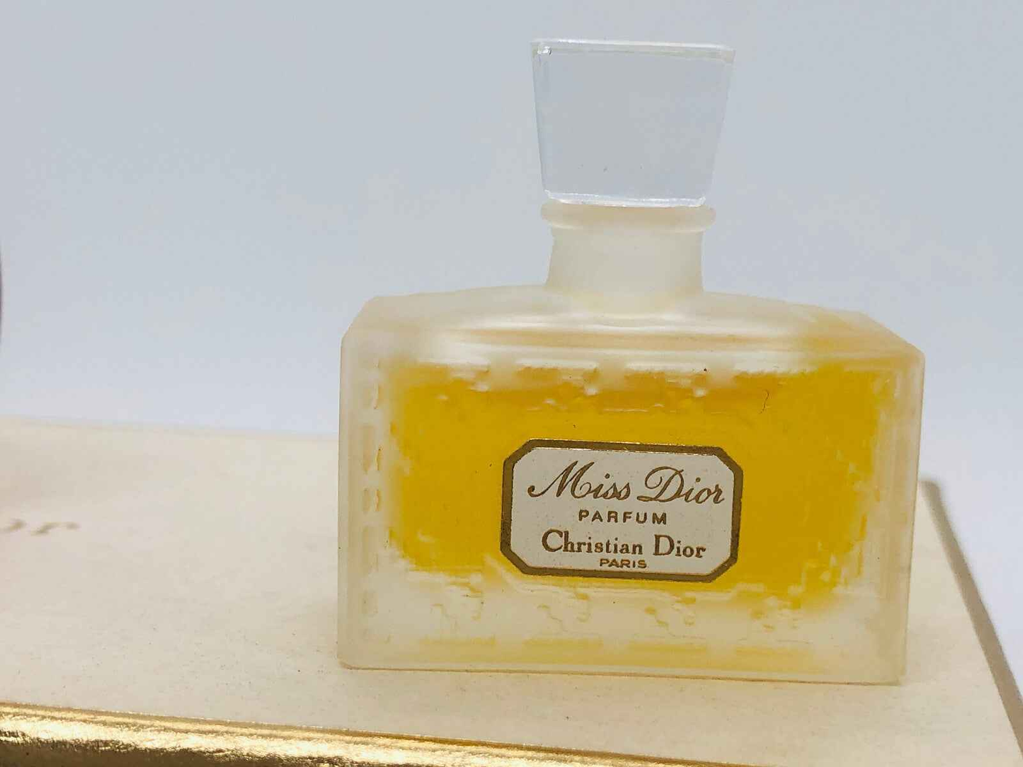 Bottiglia di profumo Miss Dior Parfum con etichetta Christian Dior per amante della frangranza Dior La Collection Parfum