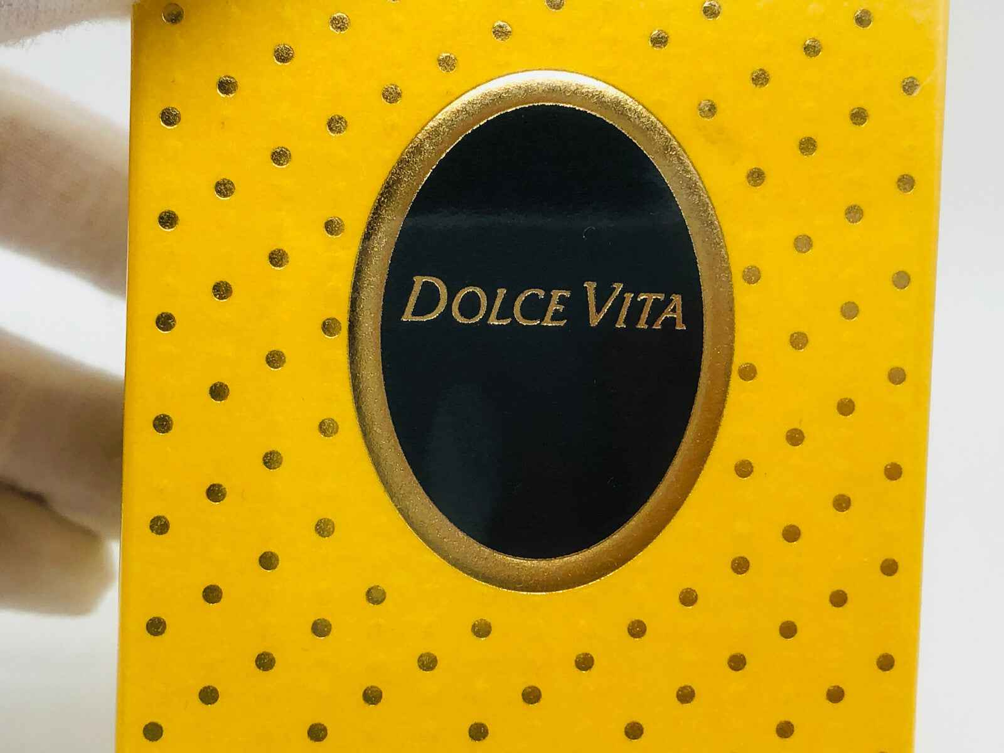 Scatola di profumo Dolce Vita di Dior con design giallo e dettagli dorati