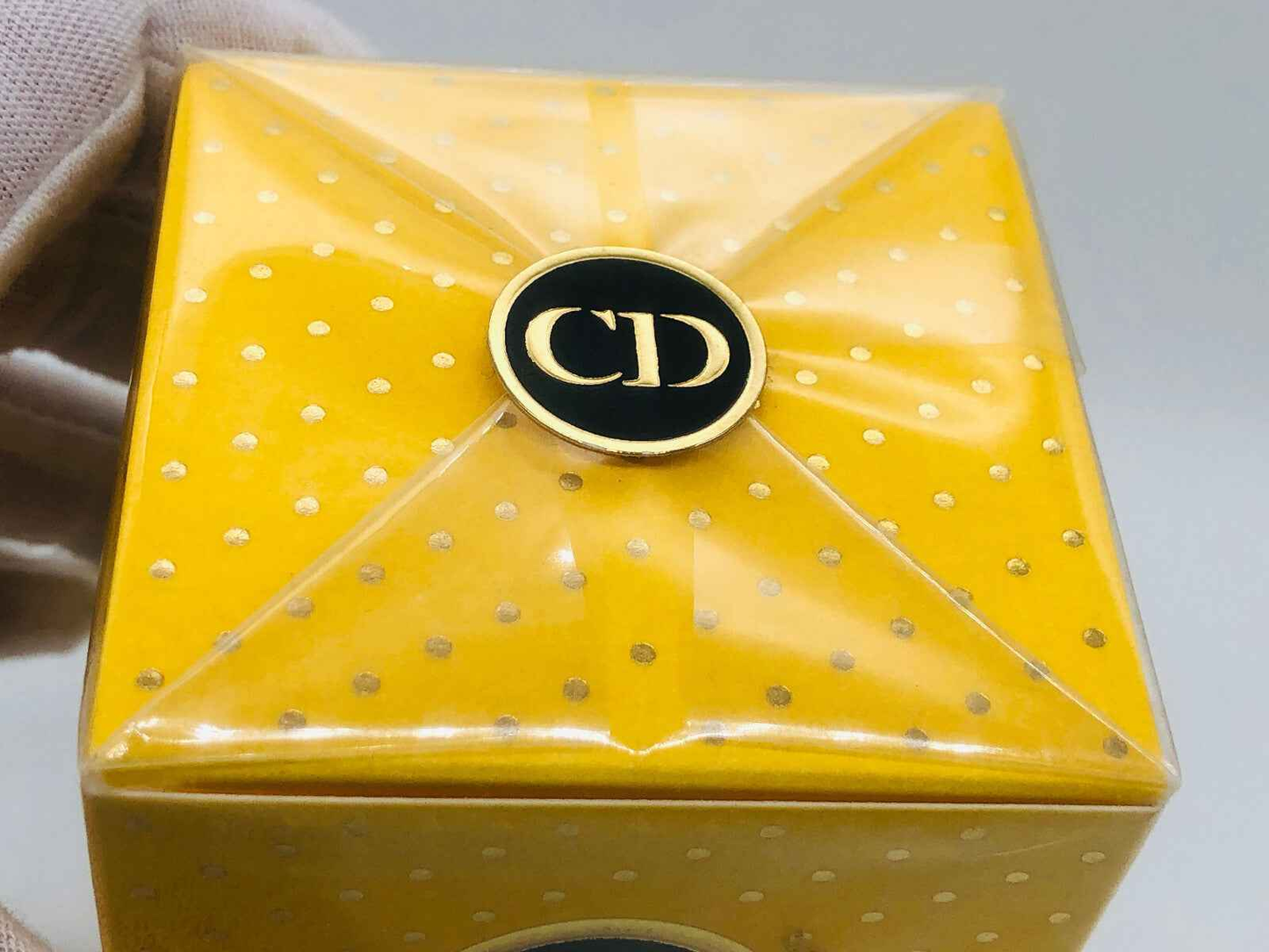 Scatola del profumo Dolce Vita Dior con design giallo e dettagli a pois dorati