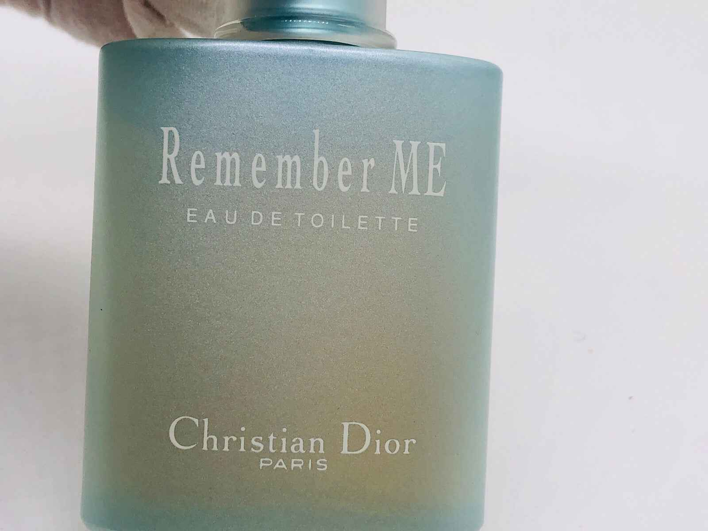 Flacone del profumo Remember Me Dior in formato eau de toilette con design elegante e il logo Christian Dior
