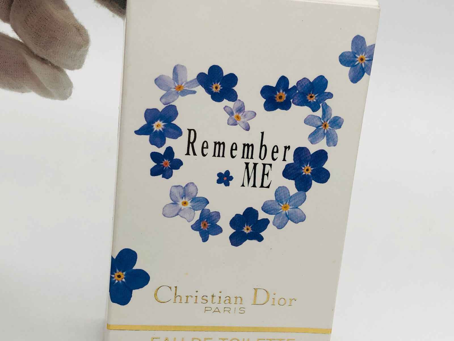 Scatola di profumo Remember Me Dior con fiori blu e design elegante per donne