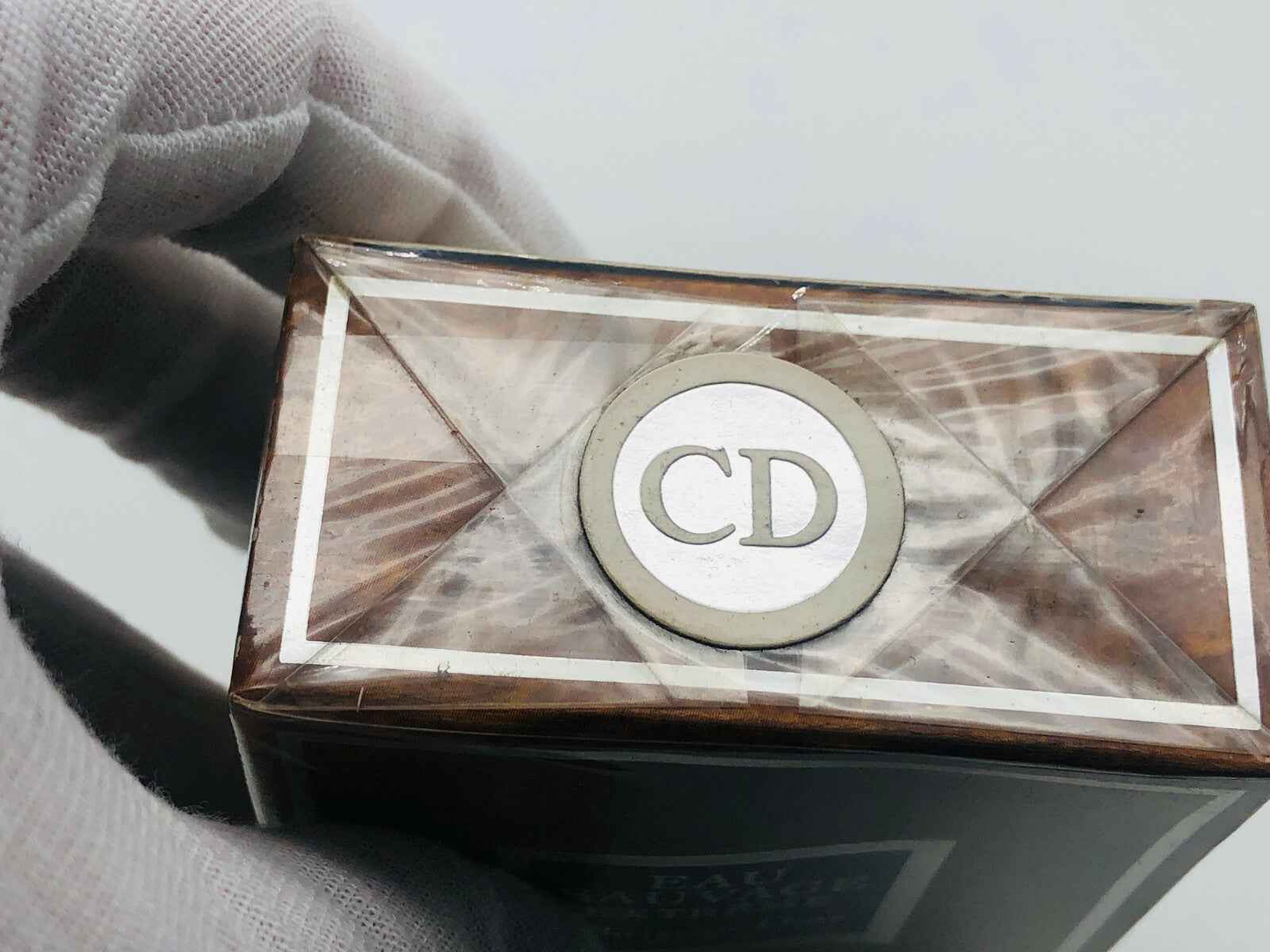 Dettaglio della confezione di profumo Dior Sauvage Extreme con logo CD sul tappo