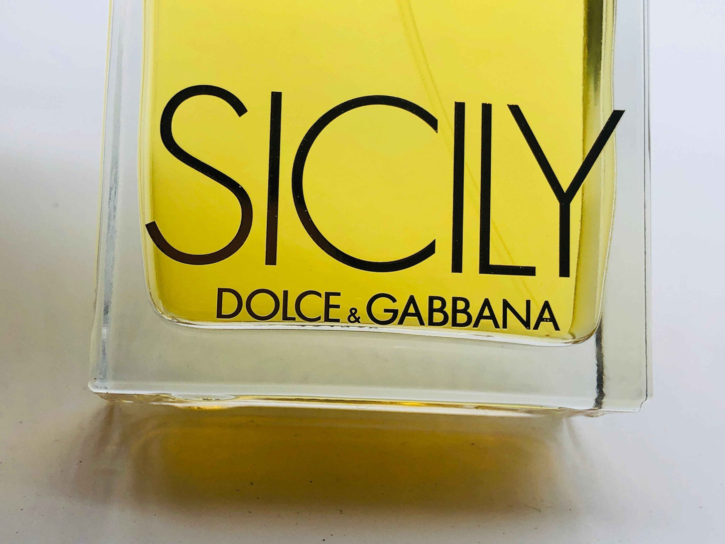 Flacone di Profumo Dolce E Gabbana Sicily con etichetta elegante e tonalità gialla brillante