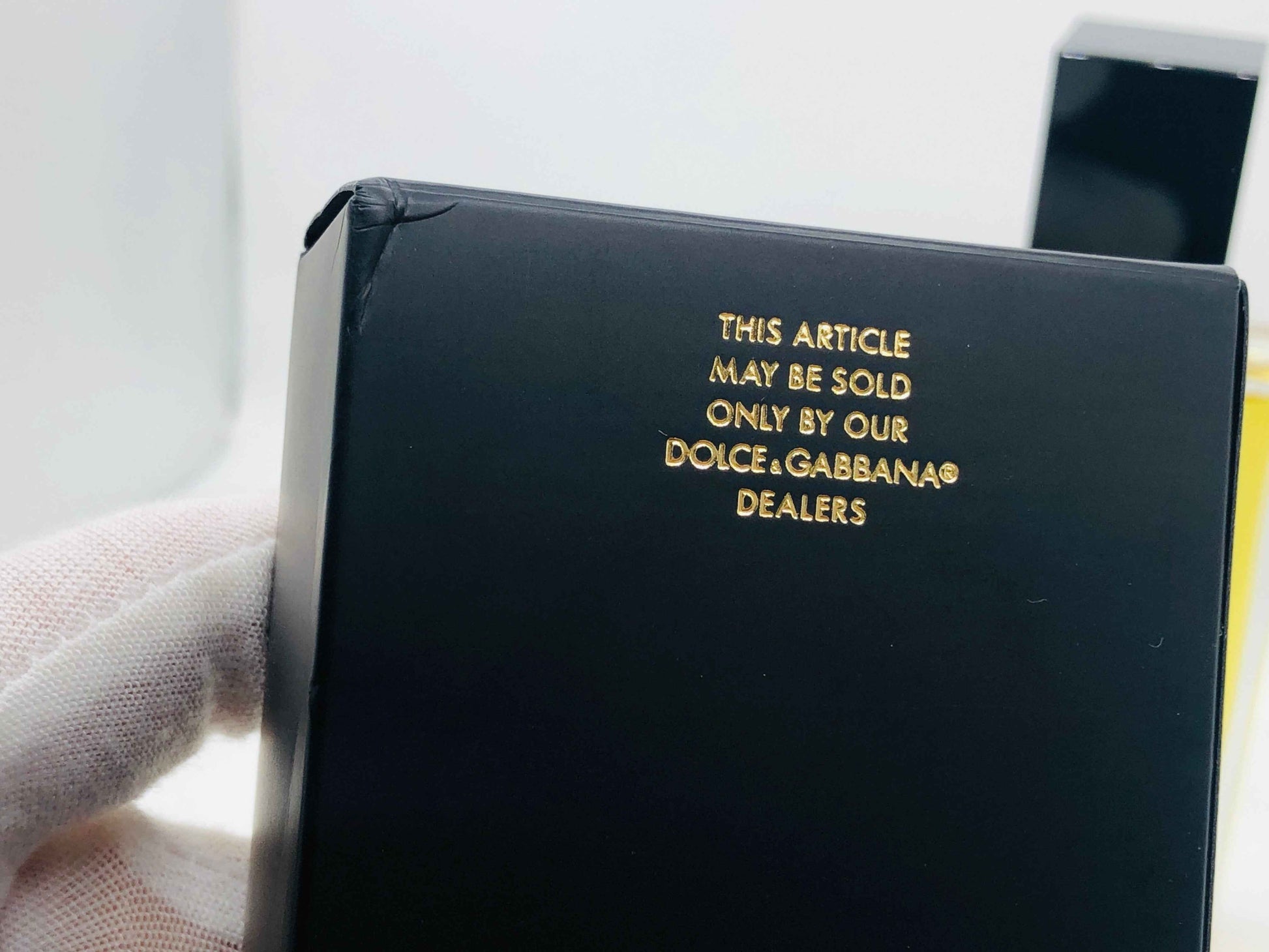 Scatola del Profumo Dolce E Gabbana Sicily con dettagli in oro e design elegante