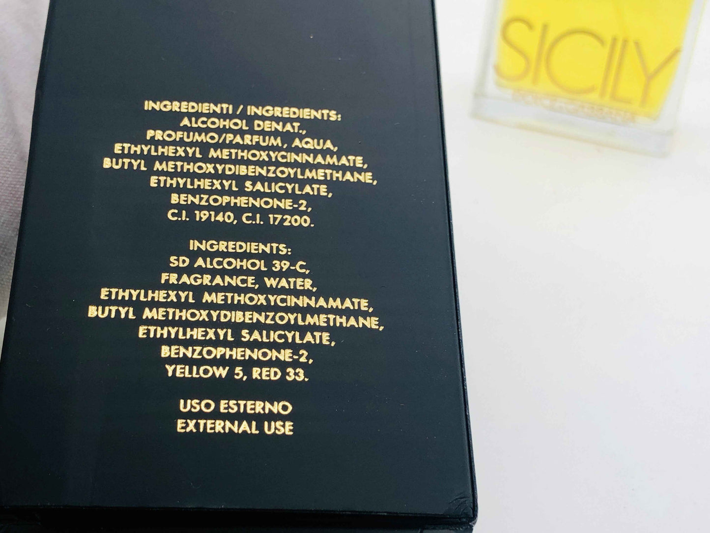 Scatola del profumo Dolce E Gabbana Sicily con ingredienti descritti in oro sul retro