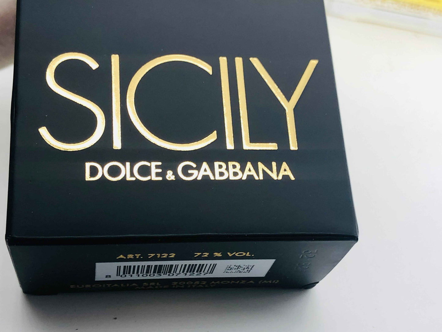 Scatola del profumo Dolce E Gabbana Sicily con elegante design nero e scritta dorata