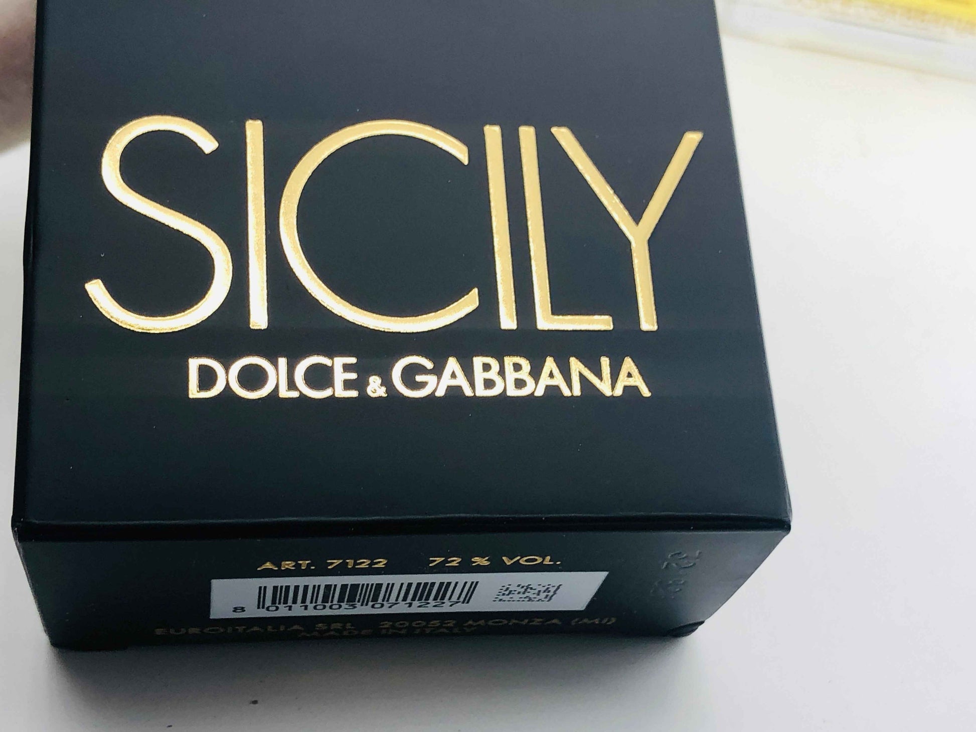 Scatola del profumo Dolce E Gabbana Sicily con elegante design nero e scritta dorata