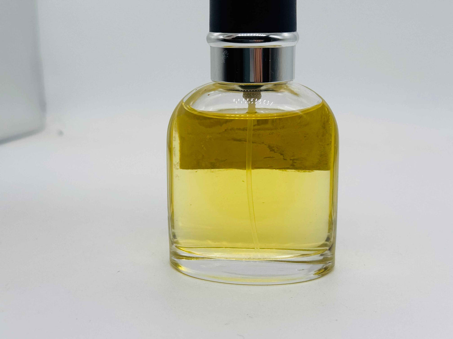 Flacone di profumo Dolce & Gabbana Pour Homme con liquido giallo e tappo nero elegante