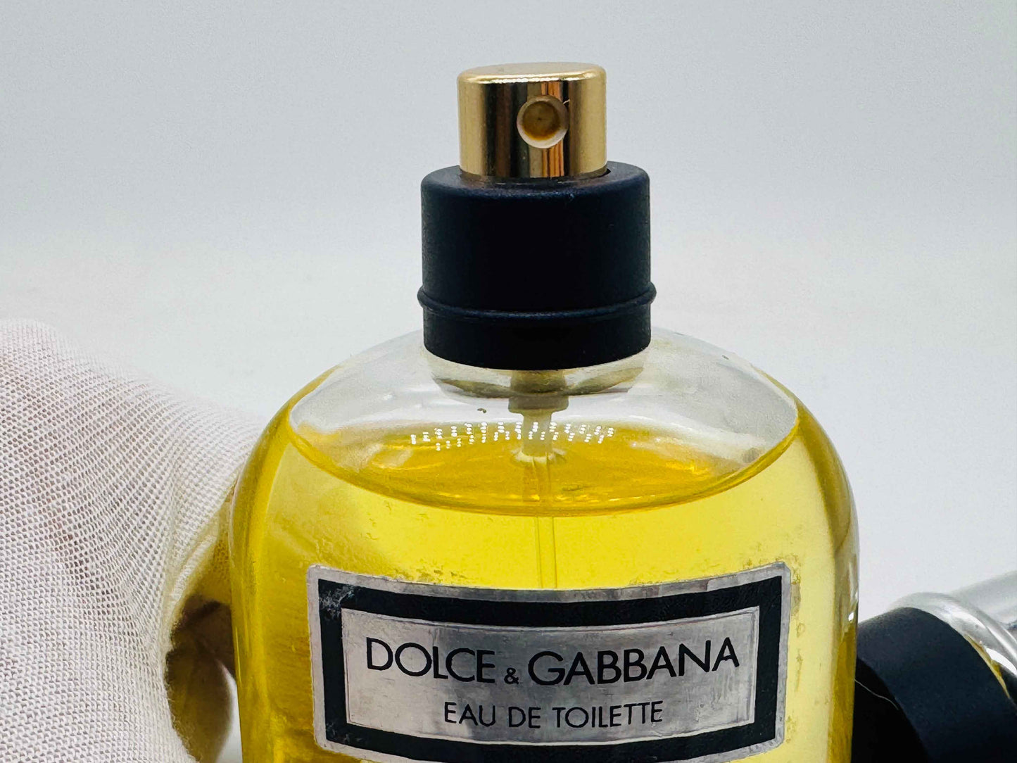 Flacone di profumo Dolce & Gabbana Pour Homme con vaporizzatore elegante e liquido dorato