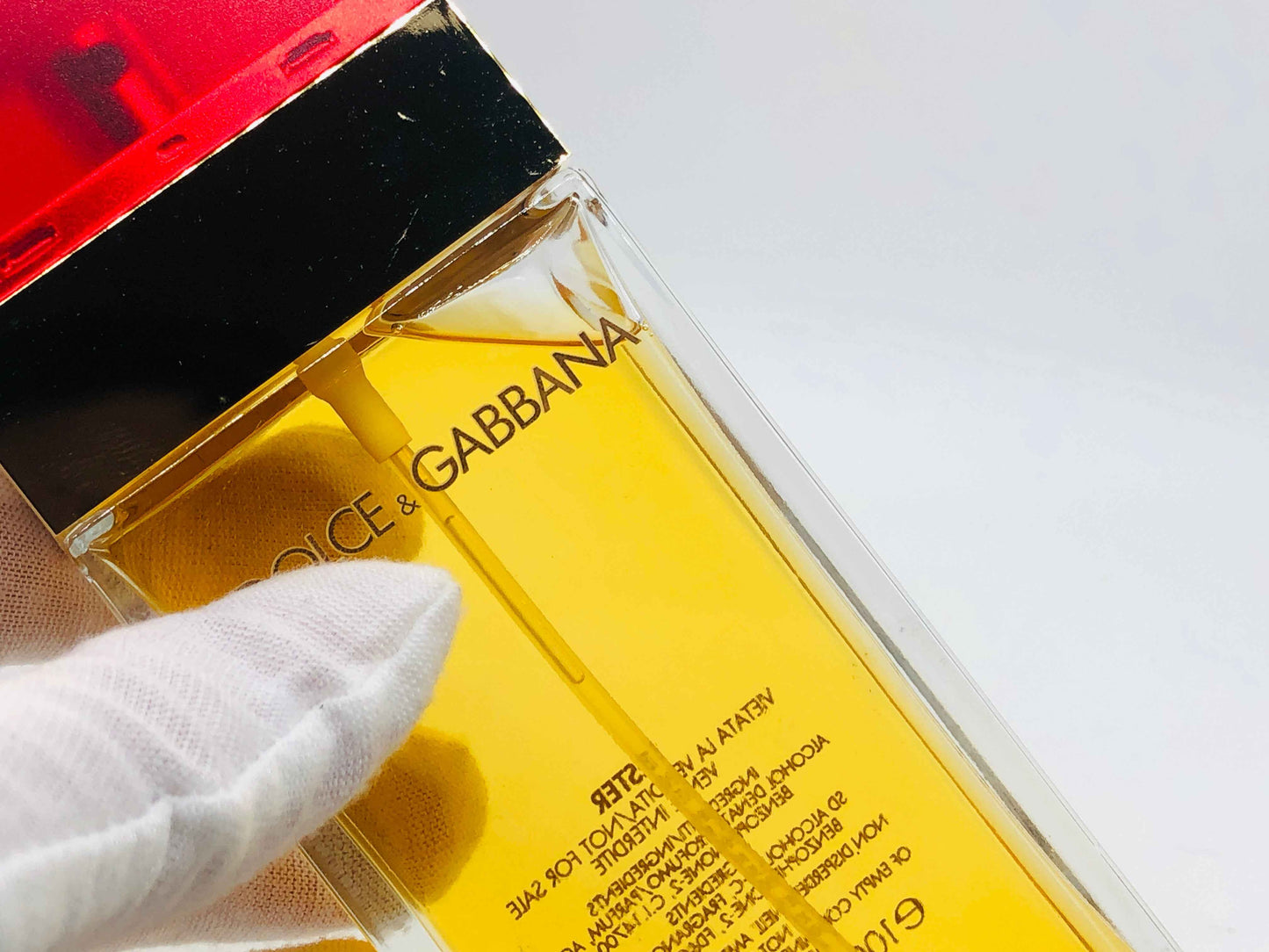 Flacone di profumo Dolce E Gabbana con etichetta chiara e design elegante