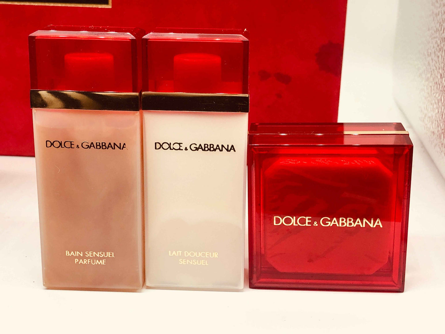 Set di profumi Dolce & Gabbana Red Vintage con bagnoschiuma e latte corpo in confezione elegante