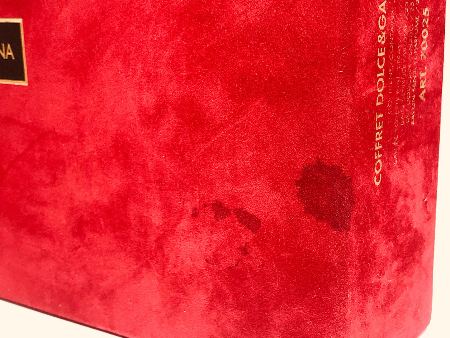 Scatola in velluto rosso del Profumo Dolce & Gabbana Red Vintage con dettagli dorati