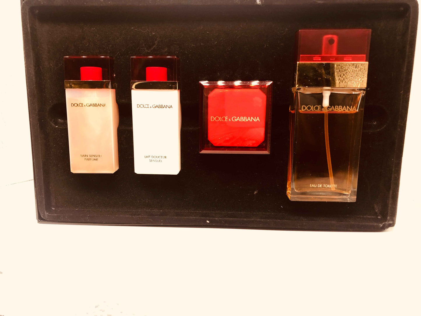 Set di profumi Dolce & Gabbana Red Vintage con diversi flaconi in confezione elegante