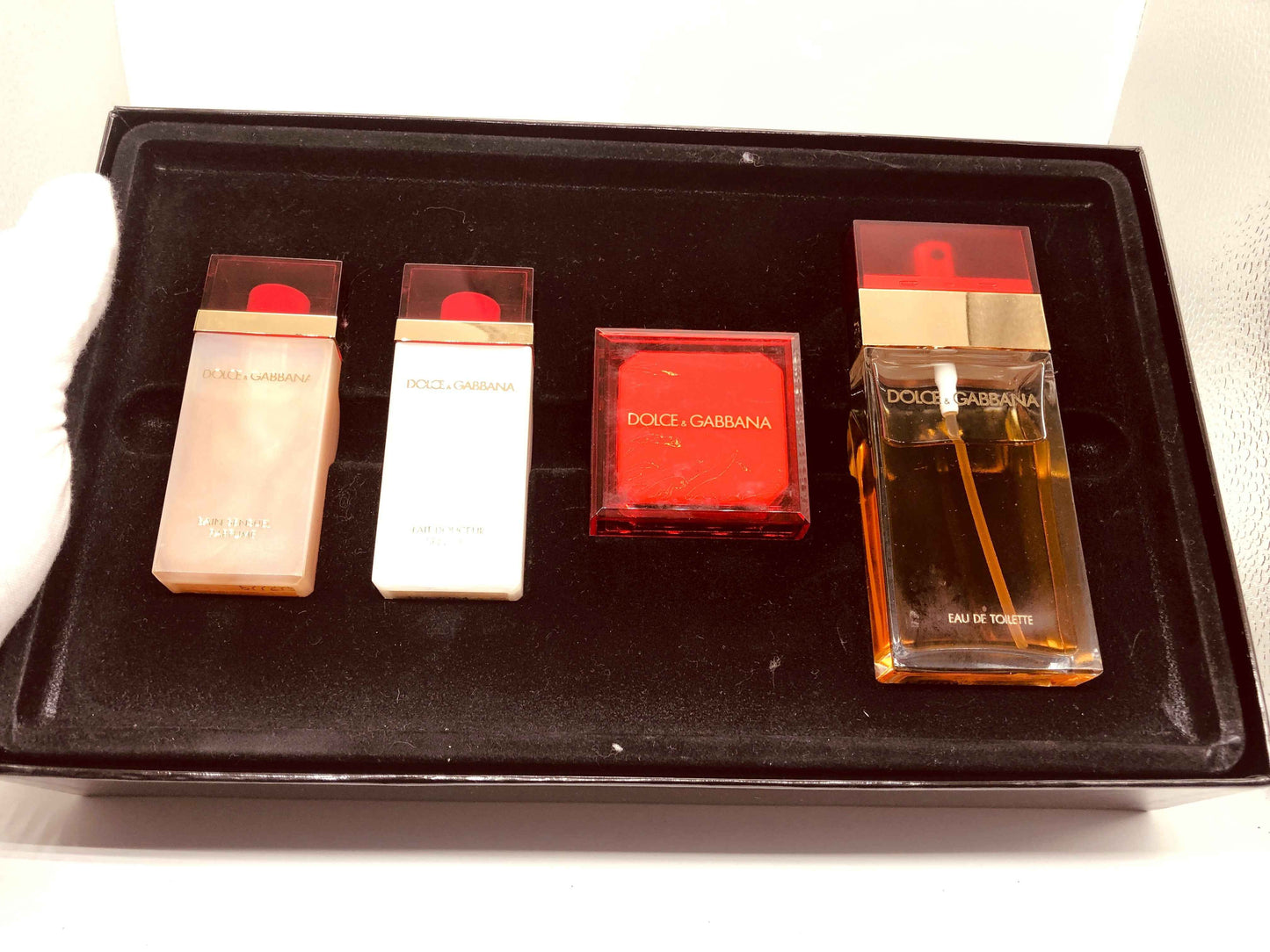 Set di profumi Dolce & Gabbana Red Vintage con flaconi eleganti in una confezione raffinata