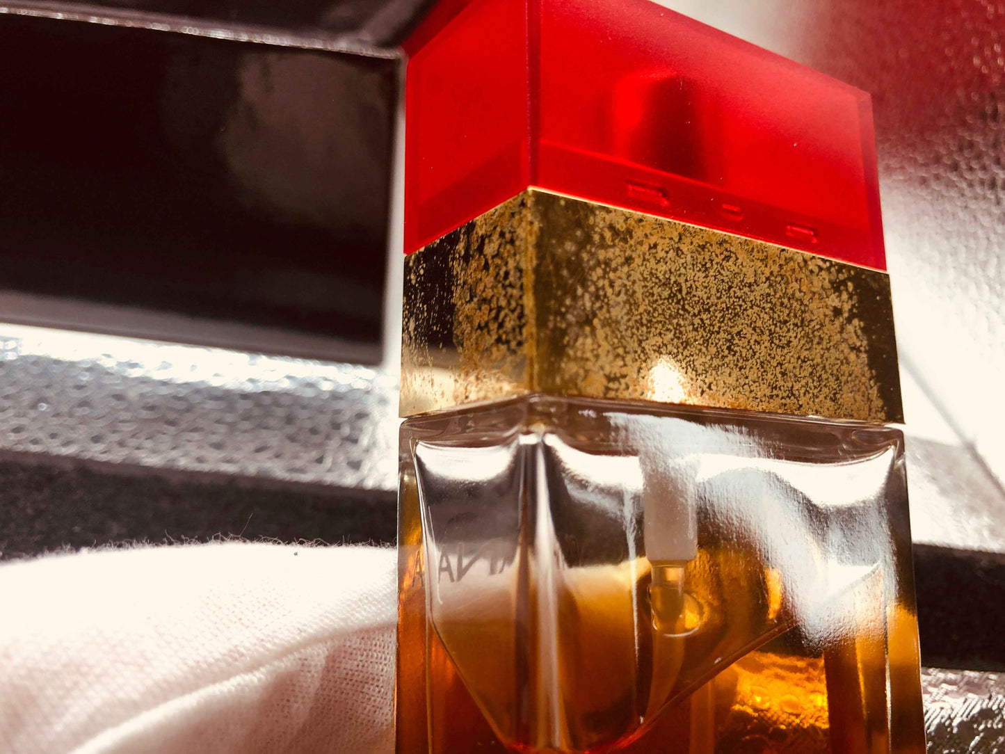 Flacone di profumo Dolce & Gabbana Red Vintage con tappo rosso e decorazioni dorate