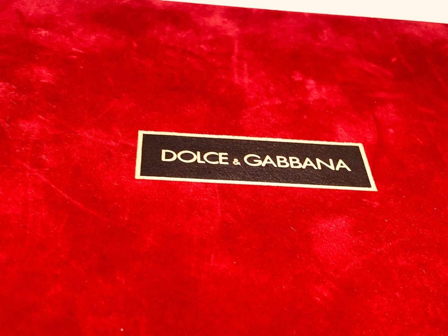 Scatola rossa elegante del profumo Dolce & Gabbana Red Vintage con logo distintivo in rilievo